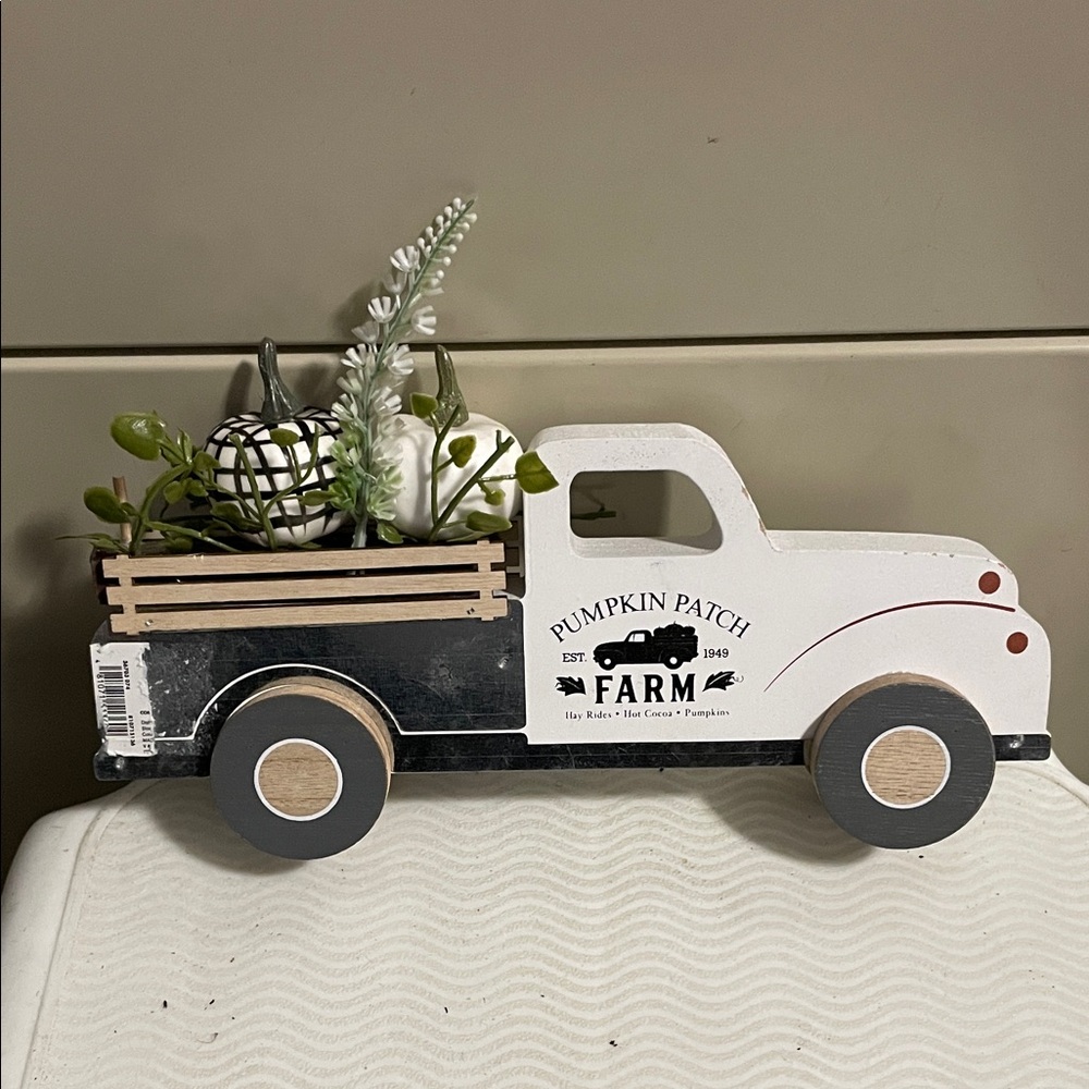 Pumpkin Patch Farmhouse Truck with Pumpkins